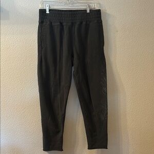 Venor Black Sweatpants with Elastic Waistband and Tapered Fit